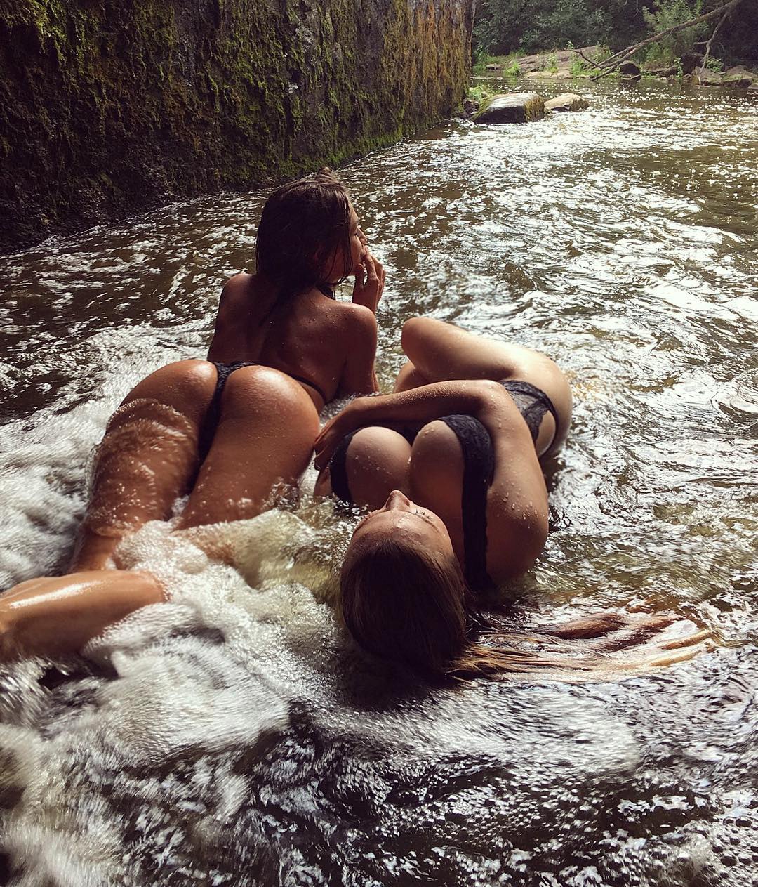 Секси девушки охлаждаются в горной речке